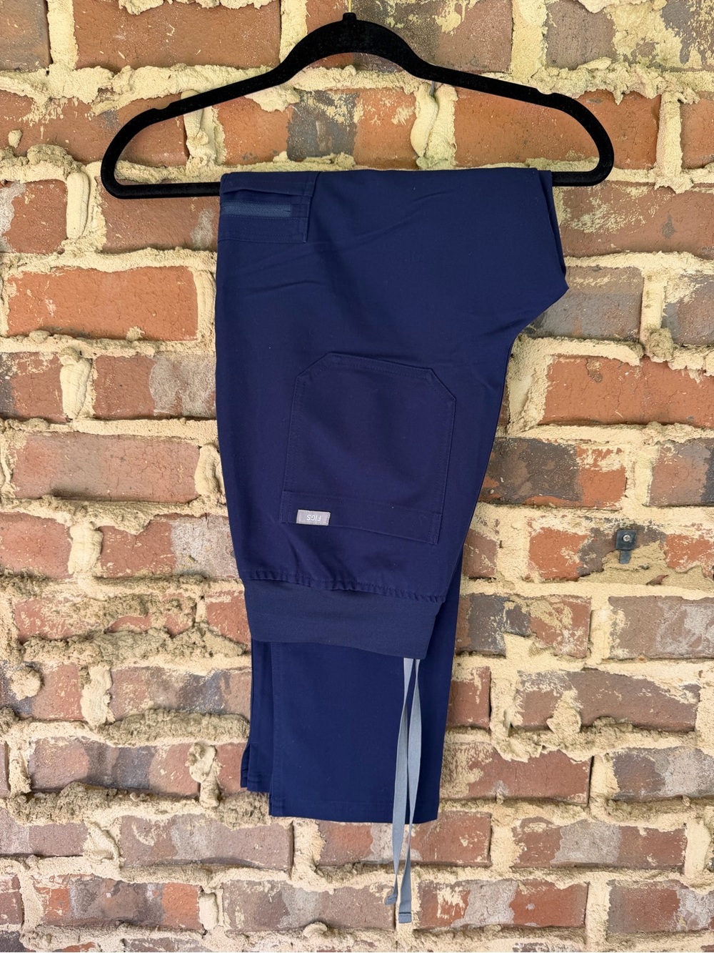 FIGS Women's Navy Yola High-Rise Slim Scrub Pant Style# W22SW2013